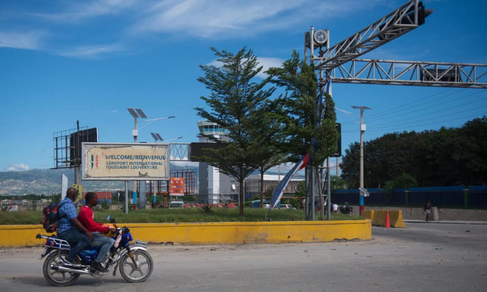 - Dos motociclistas transitan cerca al Aeropuerto Internacional Toussaint Louverture, el 12 de noviembre de 2024 en Puerto Príncipe (Haití). EFE/ Johnson Sabin