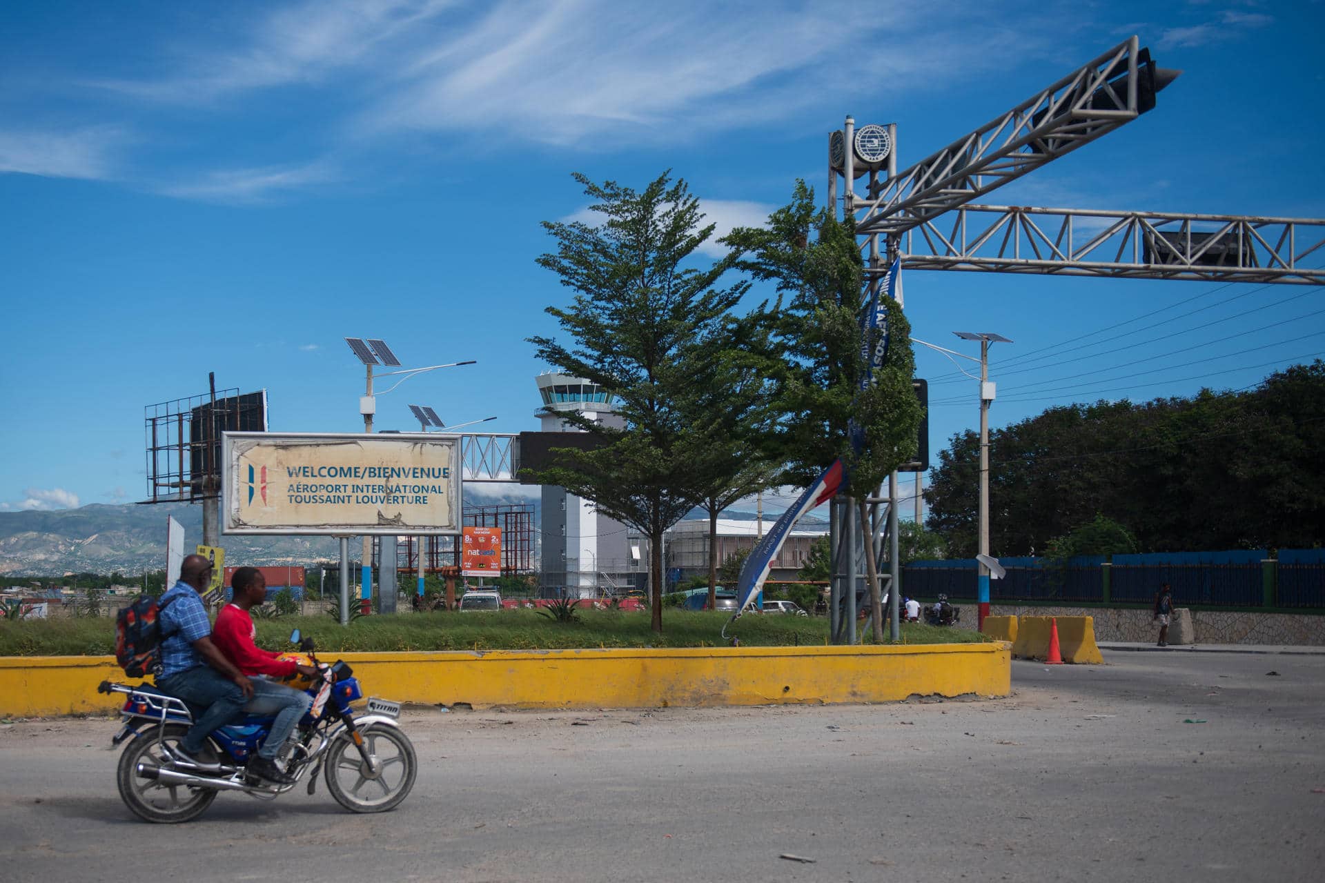 - Dos motociclistas transitan cerca al Aeropuerto Internacional Toussaint Louverture, el 12 de noviembre de 2024 en Puerto Príncipe (Haití). EFE/ Johnson Sabin