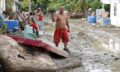 Foto de archivo de un hombre caminando junto a colchones destruidos en el exterior de una vivienda en la región de San Antonio del Sur tras el paso de la tormenta tropical Óscar, en la provincia de Guantánamo, a más de 900 km de La Habana (Cuba). EFE/ Ernesto Mastrascusa POOL