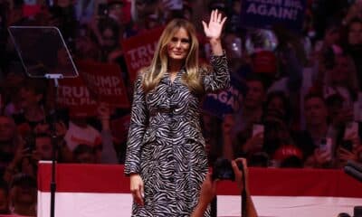 Fotografía de archivo fechada el 27 de octubre de 2024 de la exprimera dama Melania Trump saludando a la audiencia durante un mitin celebrado en favor del expresidente estadounidense y candidato presidencial republicano Donald Trump, en el Madison Square Garden de Nueva York (EE.UU.). EFE/EPA/SARAH YENESEL