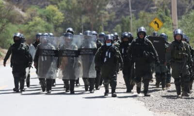 Foto de archivo donde se ve a integrantes de la Policía Boliviana caminando por una vía bloqueada por simpatizantes del expresidente de Bolivia, Evo Morales (2006-2019), en Parotani (Bolivia). EFE/ Luis Gandarillas