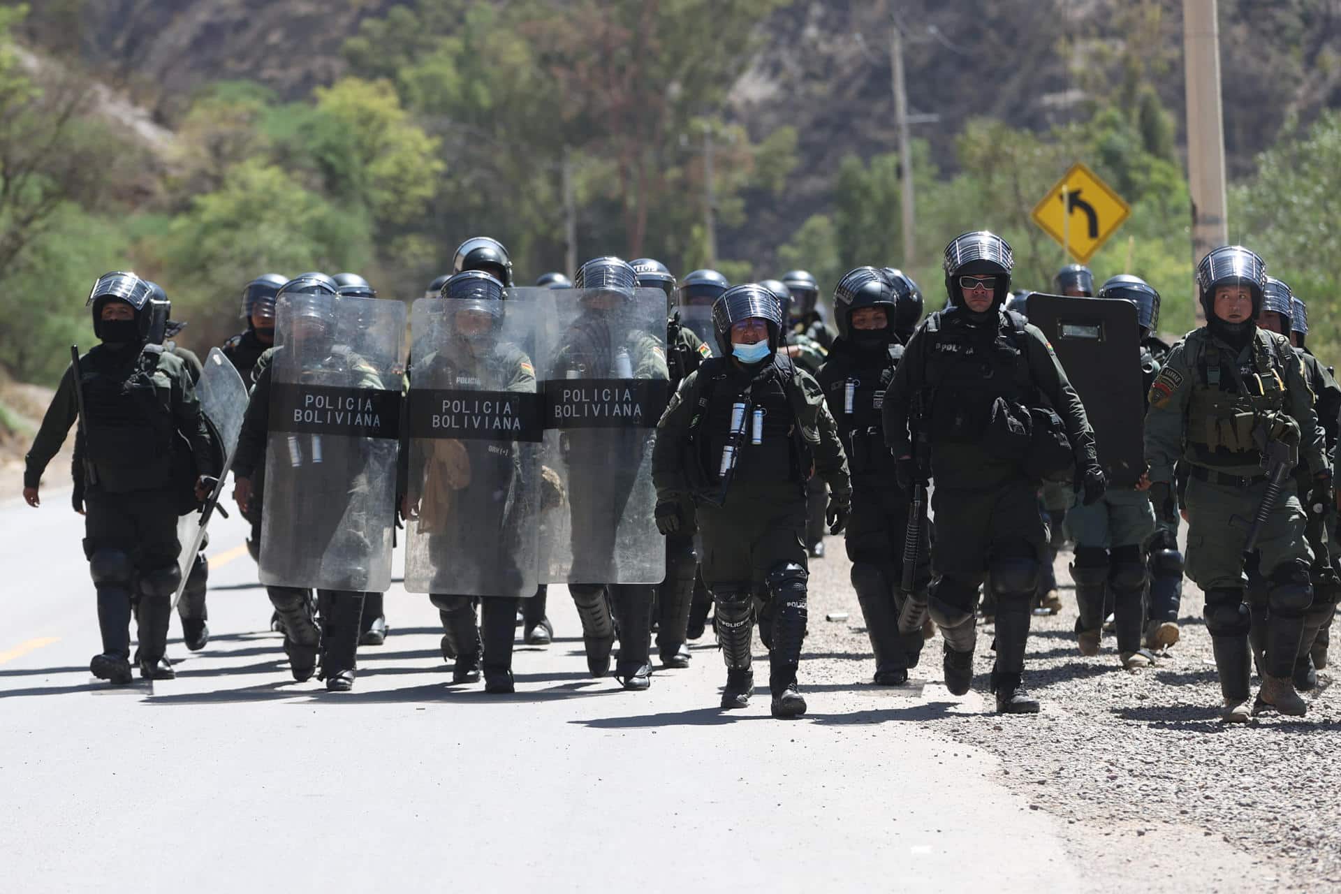 Foto de archivo donde se ve a integrantes de la Policía Boliviana caminando por una vía bloqueada por simpatizantes del expresidente de Bolivia, Evo Morales (2006-2019), en Parotani (Bolivia). EFE/ Luis Gandarillas