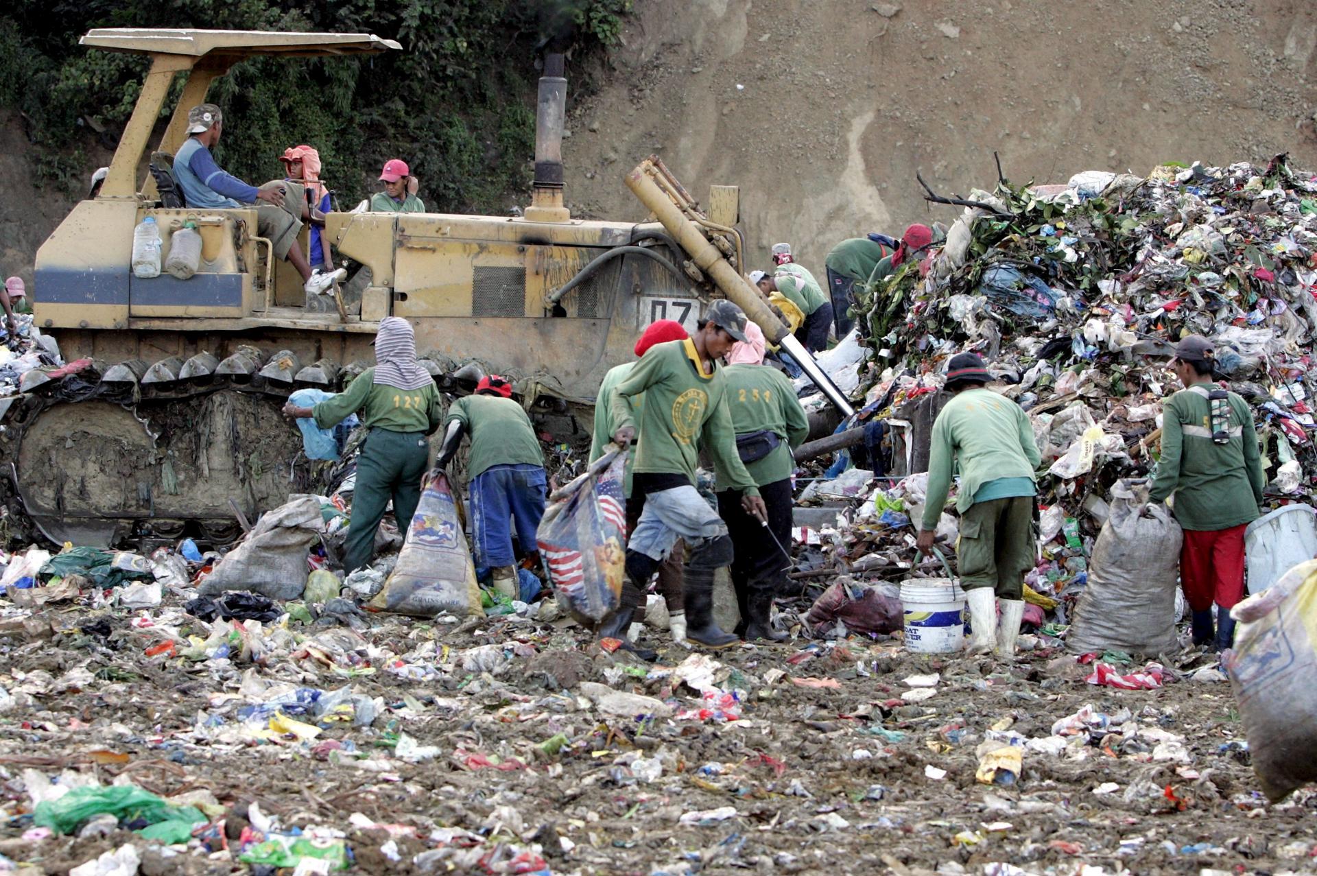 Imagen de archivo de filipinos en un vertedero sanitario en la localidad de Rodríguez, provincia de Rizal, al noreste de Manila, Filipinas. EFE/Rolex Dela Pena