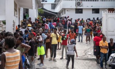 Fotografía de archivo de personas que se resguardan este jueves en Puerto Príncipe (Haití). EFE / Johnson Sabin