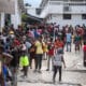 Fotografía de archivo de personas que se resguardan este jueves en Puerto Príncipe (Haití). EFE / Johnson Sabin