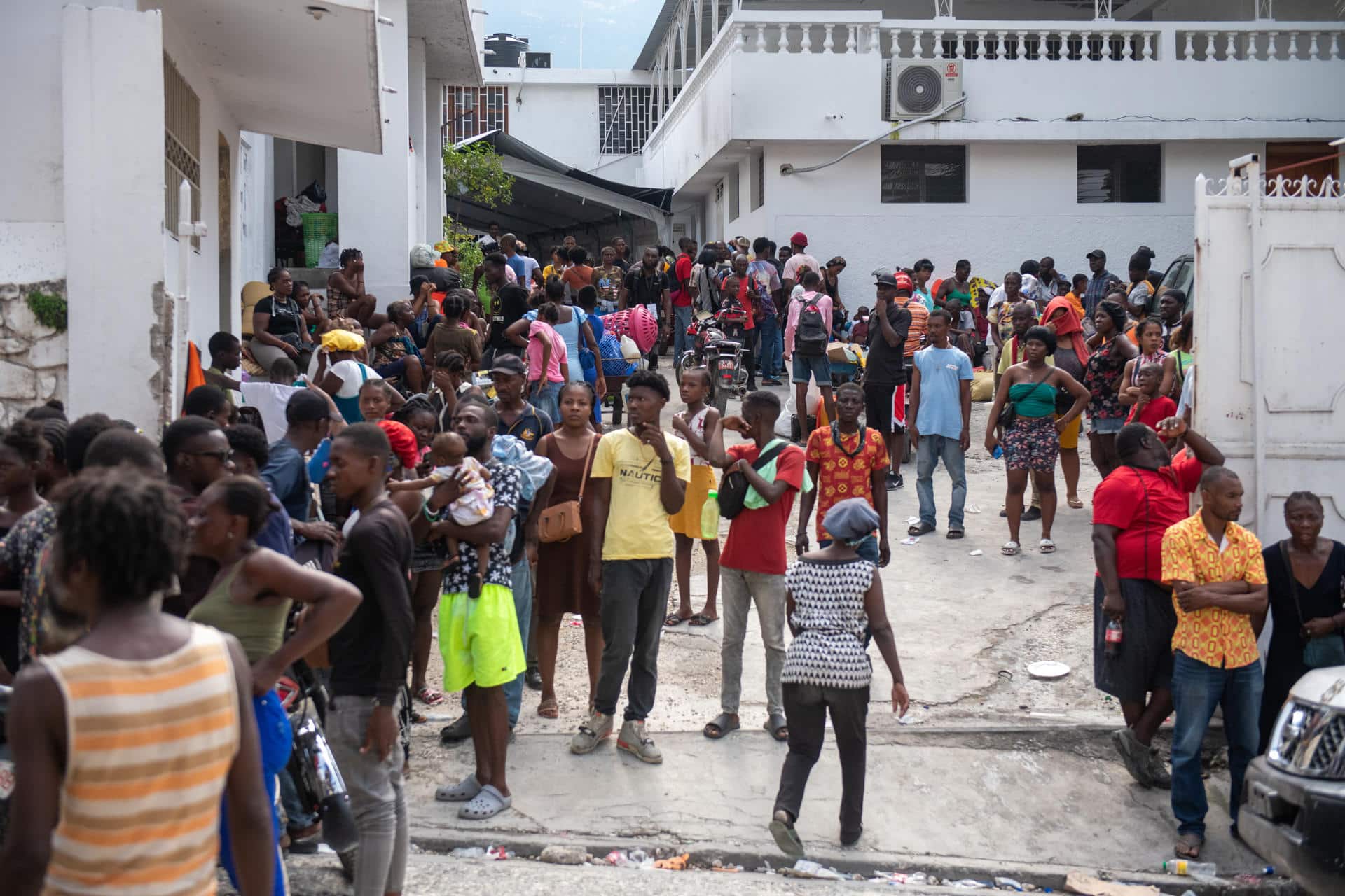 Fotografía de archivo de personas que se resguardan este jueves en Puerto Príncipe (Haití). EFE / Johnson Sabin