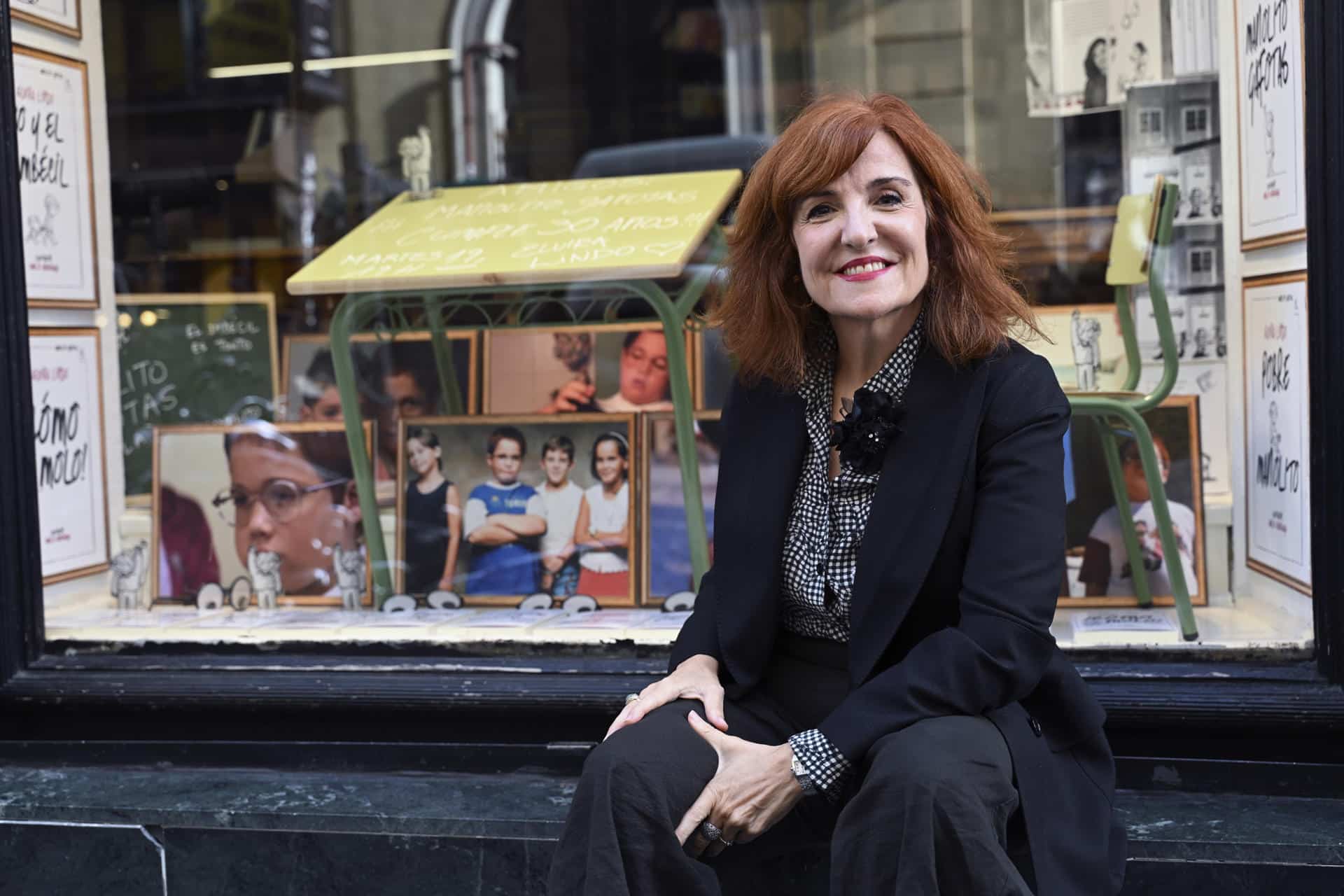 La escritora y periodista Elvira Lindo, autora de Manolito Gafotas, ha ofrecido una rueda de prensa este martes en la librería La Mistral de Madrid, con motivo del 30 aniversario de Manolito Gafotas. EFE/ Fernando Villar