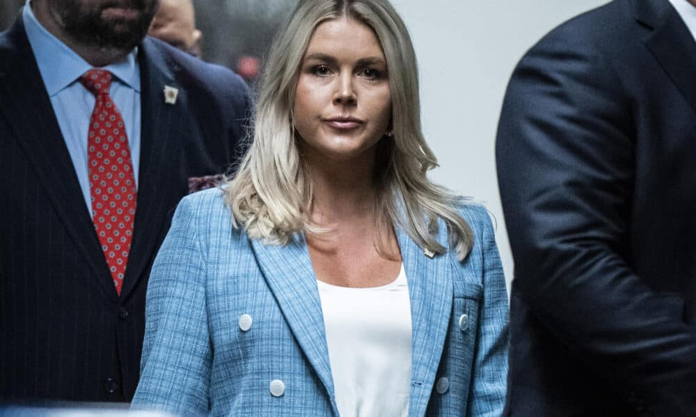 Fotografía de archivo del 25 de mayo de 2024 de Karoline Leavitt (c), ingresando al Tribunal Penal de Manhattan, en Nueva York (Estados Unidos). EFE/ Jabin Botsford / Pool