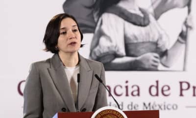 La titular del Secretariado Ejecutivo del Sistema Nacional de Seguridad Pública (SESNSP), Marcela Figueroa (d), habla durante una rueda de prensa de la presidenta de México, Claudia Sheinbaum (fuera de cuadro), en Palacio Nacional este martes, en la Ciudad de México (México). EFE/José Méndez