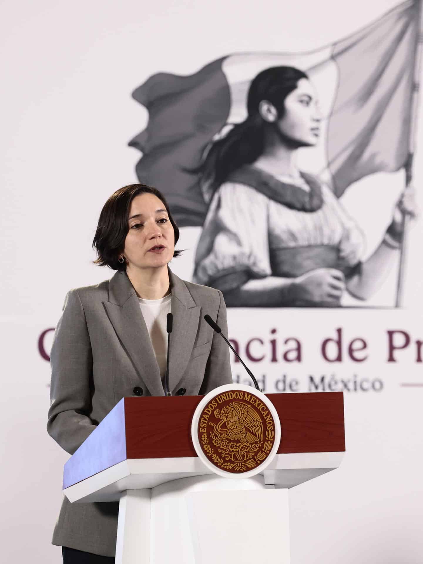 La titular del Secretariado Ejecutivo del Sistema Nacional de Seguridad Pública (SESNSP), Marcela Figueroa (d), habla durante una rueda de prensa de la presidenta de México, Claudia Sheinbaum (fuera de cuadro), en Palacio Nacional este martes, en la Ciudad de México (México). EFE/José Méndez