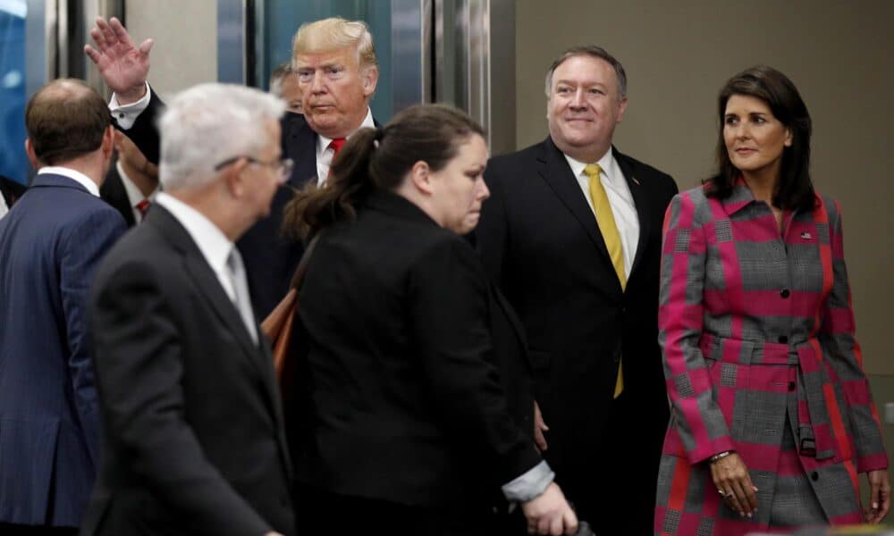 Fotografía de archivo del 24 de septiembre de 2018 del entonces presidente de los Estados Unidos, Donald Trump (c, al fondo), junto al secretario de Estado de ese momento, Mike Pompeo (2-d), y de la entonces embajadora de EE.UU. ante Naciones Unidas, Nikki Haley (d), en un acto en Nueva York, Estados Unidos. EFE/ Justin Lane