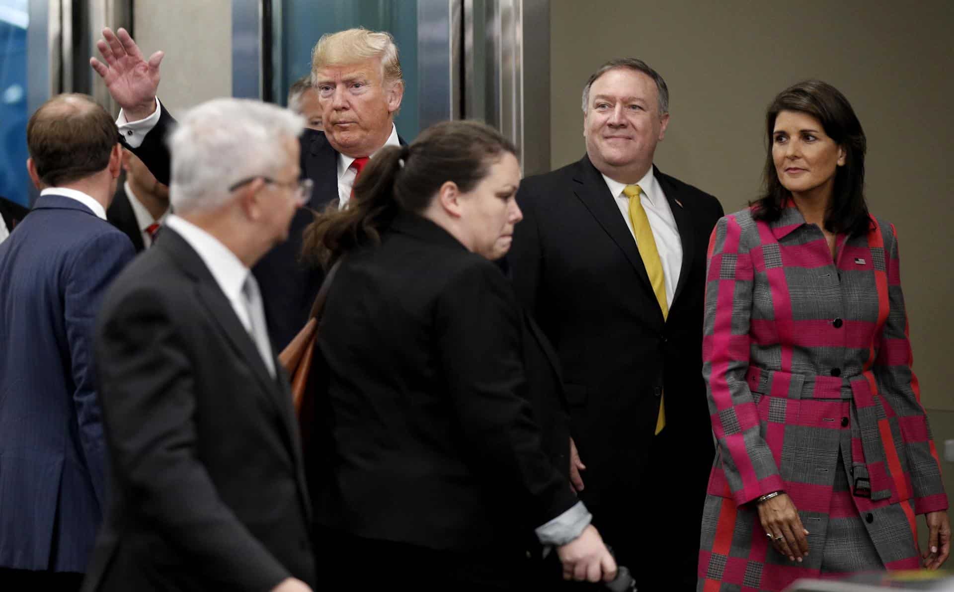 Fotografía de archivo del 24 de septiembre de 2018 del entonces presidente de los Estados Unidos, Donald Trump (c, al fondo), junto al secretario de Estado de ese momento, Mike Pompeo (2-d), y de la entonces embajadora de EE.UU. ante Naciones Unidas, Nikki Haley (d), en un acto en Nueva York, Estados Unidos. EFE/ Justin Lane