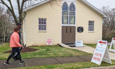 Imagen de archivo de una pareja llega a un centro de votación en Durham, Carolina del Norte (EE. UU).  EFE/Eduard Ribas