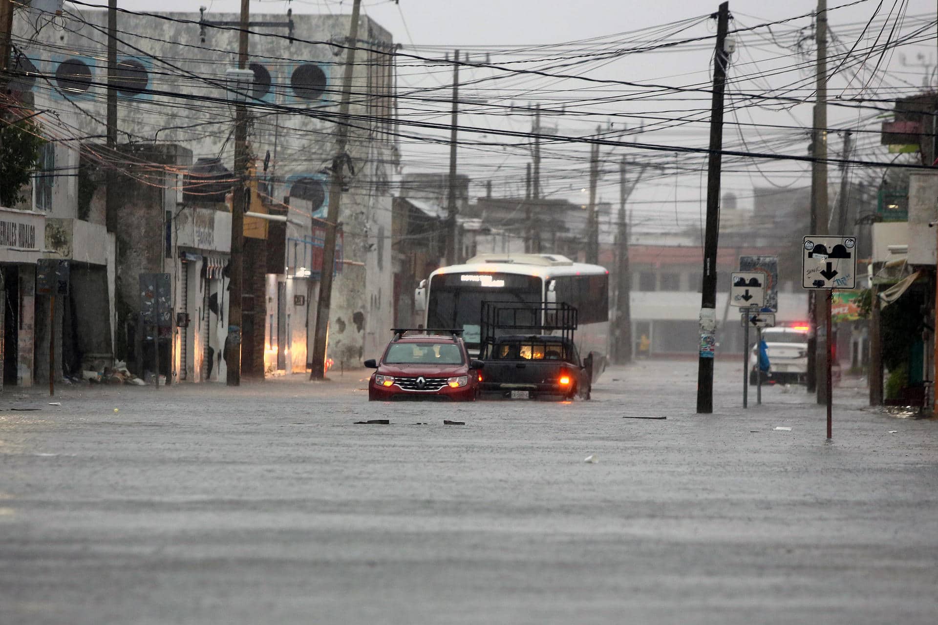 Imagen de archivo de vehículos que transitan por una calle inundada debido a las lluvias provocadas por el paso de un huracá, en Cancún (México). EFE/ Alonso Cupul