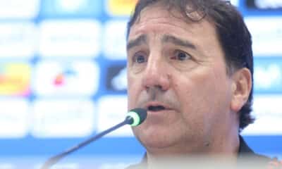 El seleccionador de Colombia, Néstor Lorenzo, habla durante una rueda de prensa en Ezeiza (Argentina). EFE/Juan Ignacio Roncoroni