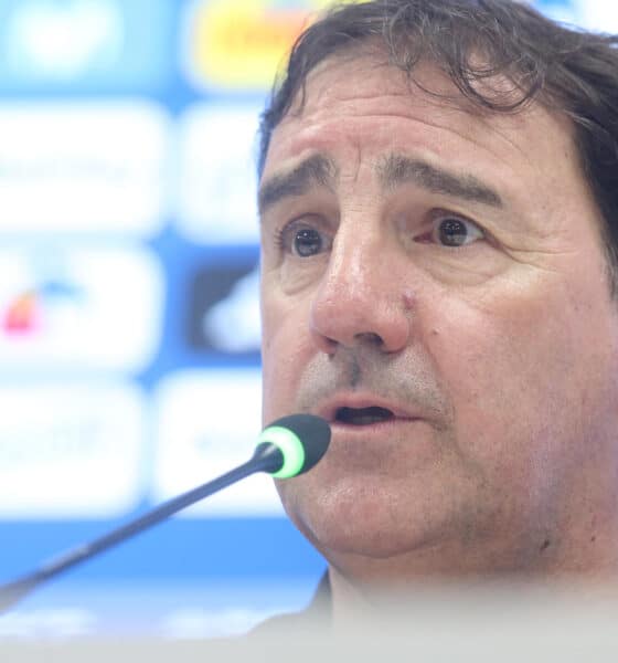 El seleccionador de Colombia, Néstor Lorenzo, habla durante una rueda de prensa en Ezeiza (Argentina). EFE/Juan Ignacio Roncoroni