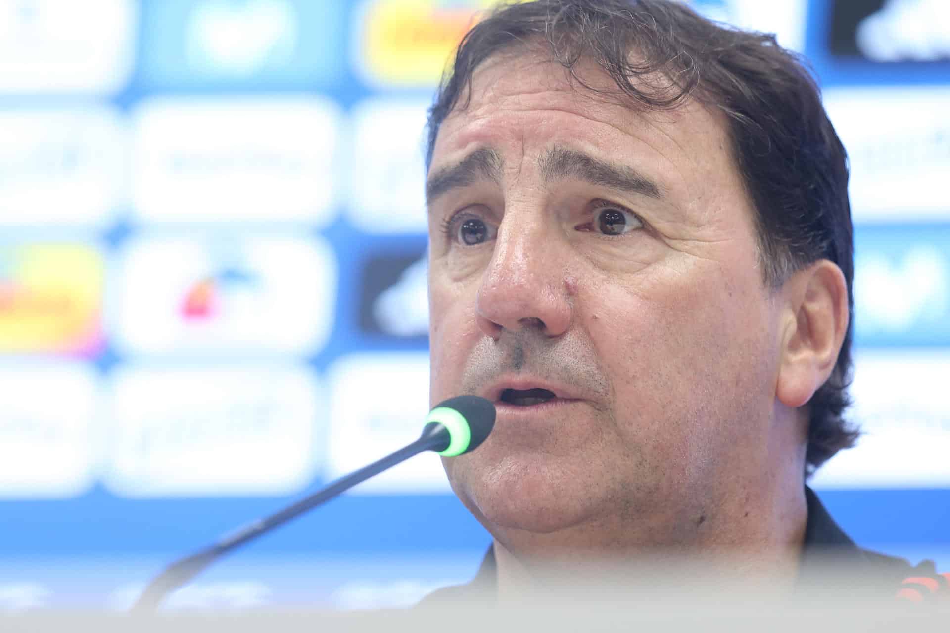 El seleccionador de Colombia, Néstor Lorenzo, habla durante una rueda de prensa en Ezeiza (Argentina). EFE/Juan Ignacio Roncoroni