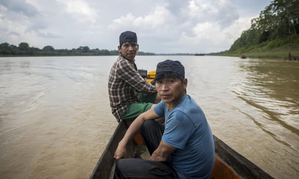 Fotografía de pescadores de la comunidad indígena Esse Eja pescando en el río Beni, en la región de Pando (Bolivia). EFE/ Esteban Biba