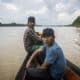 Fotografía de pescadores de la comunidad indígena Esse Eja pescando en el río Beni, en la región de Pando (Bolivia). EFE/ Esteban Biba