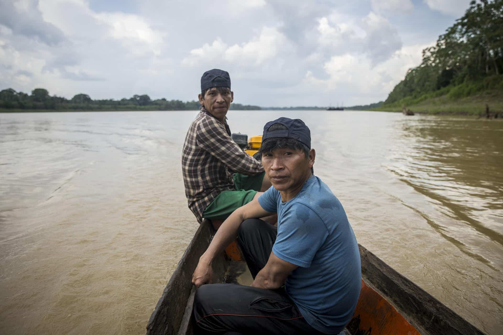 Fotografía de pescadores de la comunidad indígena Esse Eja pescando en el río Beni, en la región de Pando (Bolivia). EFE/ Esteban Biba