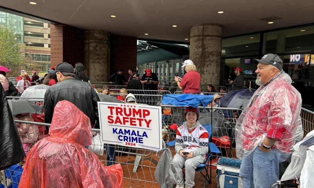 Un niño disfrazado como Donald Trump posa junto a un hombre este lunes en Grand Rapids, Michigan (Estados Unidos). EFE/ Paula Escalada Medrano