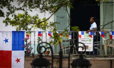 Una persona observa desde un balcón la conmemoración del día de los Símbolos Patrios en el Casco Viejo en ciudad de Panamá (Panamá). EFE/ Bienvenido Velasco