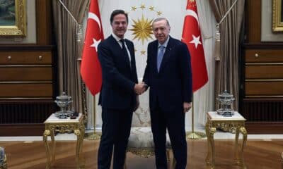 Una foto proporcionada por la oficina de prensa presidencial turca muestra al presidente turco Recep Tayyip Erdogan (D) y al secretario general de la OTAN, Mark Rutte, estrechándose la mano antes de su reunión en Ankara, Turquía, el 25 de noviembre de 2024. El Secretario General de la OTAN está en Turquía para una visita oficial de un día. (Turkey) EFE/EPA/MUSTAFA KAMACI / OFICINA DE PRENSA DEL PRESIDENTE TURCO / IMAGEN DE DIFUSIÓN USO EDITORIAL SOLAMENTE/SIN VENTAS