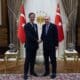 Una foto proporcionada por la oficina de prensa presidencial turca muestra al presidente turco Recep Tayyip Erdogan (D) y al secretario general de la OTAN, Mark Rutte, estrechándose la mano antes de su reunión en Ankara, Turquía, el 25 de noviembre de 2024. El Secretario General de la OTAN está en Turquía para una visita oficial de un día. (Turkey) EFE/EPA/MUSTAFA KAMACI / OFICINA DE PRENSA DEL PRESIDENTE TURCO / IMAGEN DE DIFUSIÓN USO EDITORIAL SOLAMENTE/SIN VENTAS