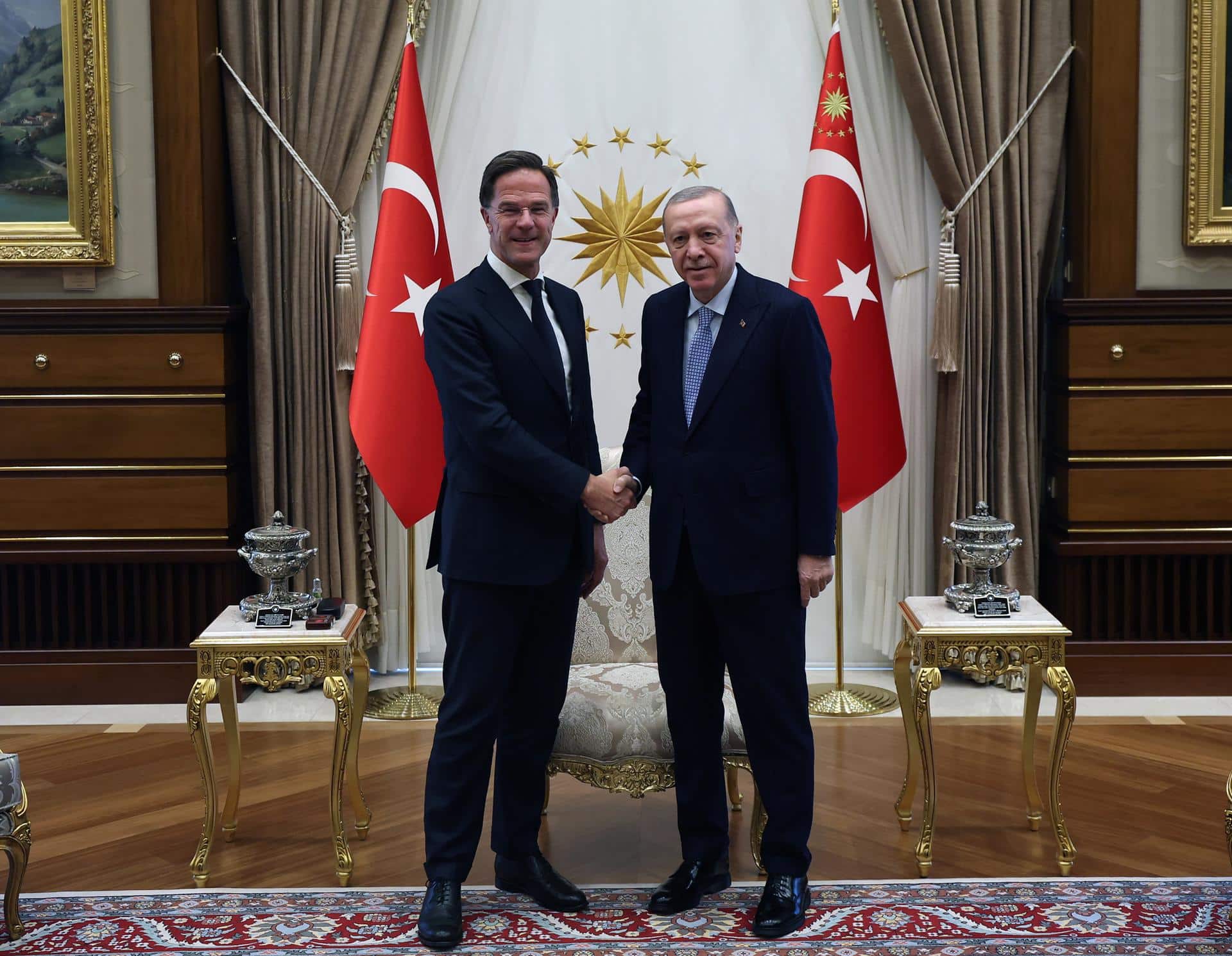 Una foto proporcionada por la oficina de prensa presidencial turca muestra al presidente turco Recep Tayyip Erdogan (D) y al secretario general de la OTAN, Mark Rutte, estrechándose la mano antes de su reunión en Ankara, Turquía, el 25 de noviembre de 2024. El Secretario General de la OTAN está en Turquía para una visita oficial de un día. (Turkey) EFE/EPA/MUSTAFA KAMACI / OFICINA DE PRENSA DEL PRESIDENTE TURCO / IMAGEN DE DIFUSIÓN USO EDITORIAL SOLAMENTE/SIN VENTAS