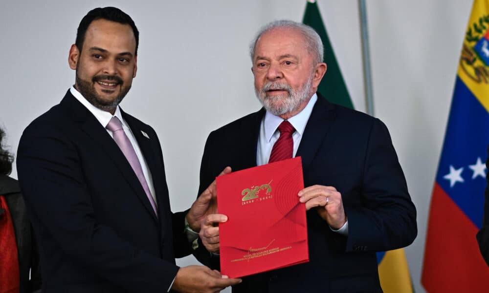 Foto de archivo donde se ve al embajador de Venezuela en Brasil, Manuel Vicente Vadell Aquino (i), entregando sus cartas credenciales al presidente de Brasil, Luiz Inácio Lula da Silva. EFE/André Borges