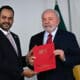 Foto de archivo donde se ve al embajador de Venezuela en Brasil, Manuel Vicente Vadell Aquino (i), entregando sus cartas credenciales al presidente de Brasil, Luiz Inácio Lula da Silva. EFE/André Borges