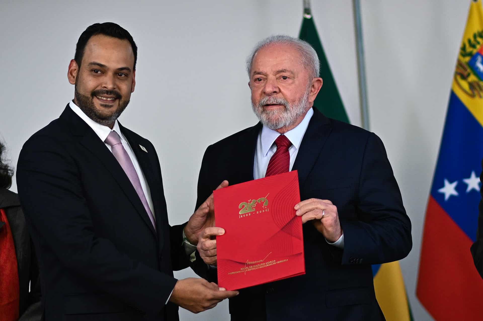 Foto de archivo donde se ve al embajador de Venezuela en Brasil, Manuel Vicente Vadell Aquino (i), entregando sus cartas credenciales al presidente de Brasil, Luiz Inácio Lula da Silva. EFE/André Borges