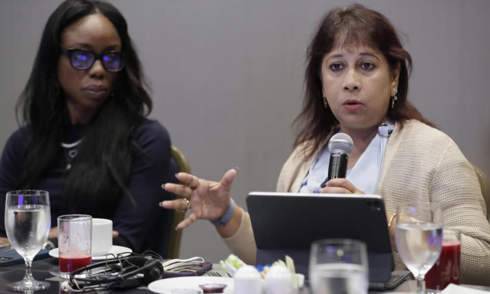 La directora global de UNICEF para la Protección de la Niñez, Sheema Sen Gupta, habla durante una rueda de prensa en Bogotá (Colombia). EFE/ Carlos Ortega