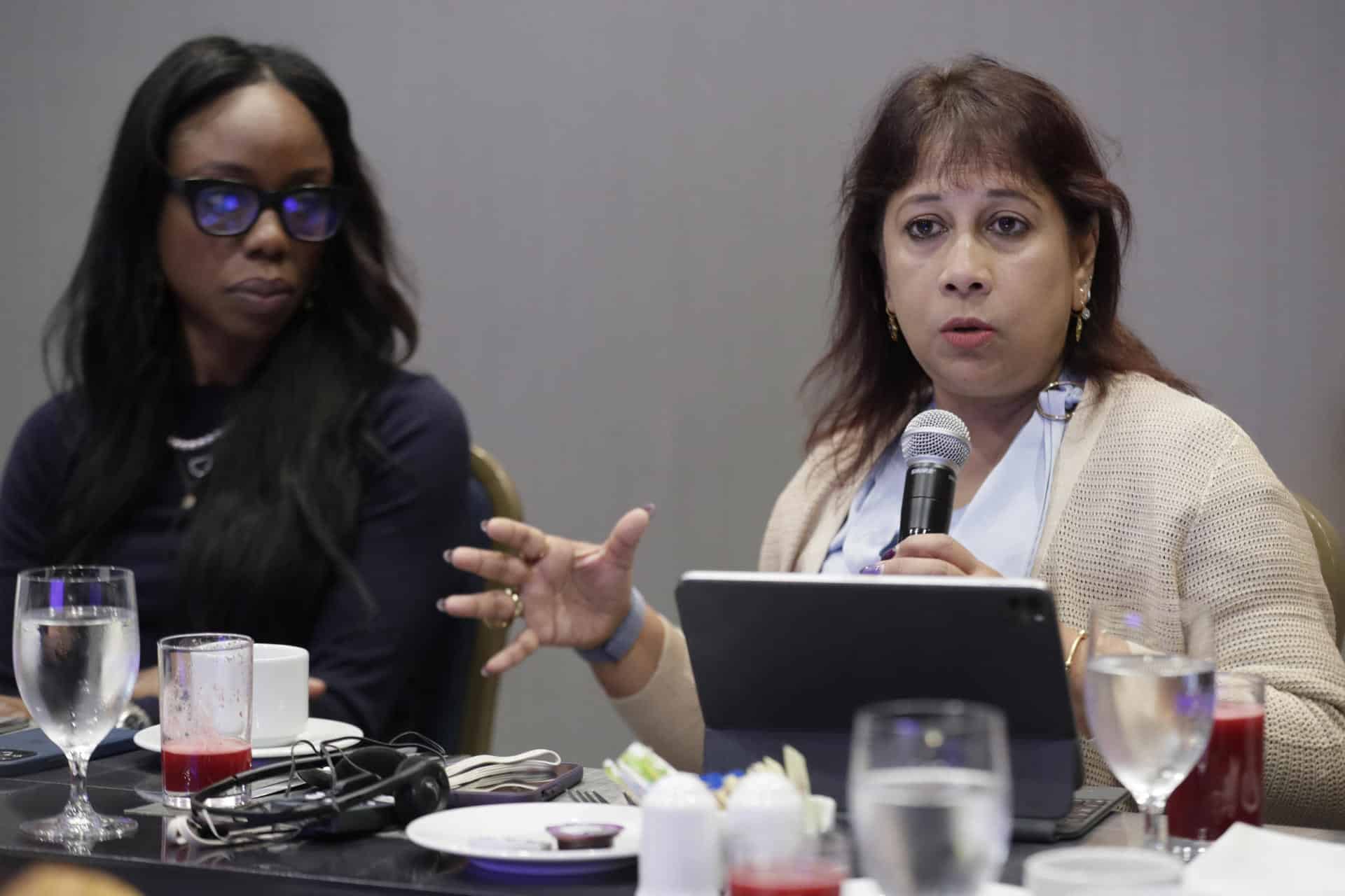 La directora global de UNICEF para la Protección de la Niñez, Sheema Sen Gupta, habla durante una rueda de prensa en Bogotá (Colombia). EFE/ Carlos Ortega