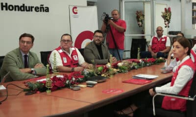 El embajador de España en Honduras, Diego Nuño García (i),y el presidente nacional de la Cruz Roja Hondureña, José Juan Castro (2-i), participan de una reunión este jueves en Tegucigalpa (Honduras). EFE/ Gustavo Amador