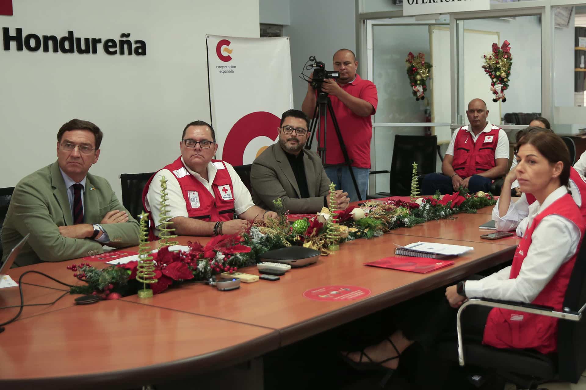 El embajador de España en Honduras, Diego Nuño García (i),y el presidente nacional de la Cruz Roja Hondureña, José Juan Castro (2-i), participan de una reunión este jueves en Tegucigalpa (Honduras). EFE/ Gustavo Amador