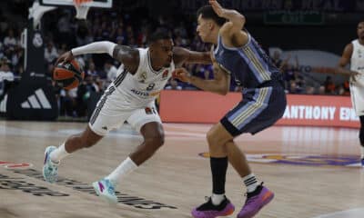 El alero canadiense del Real Madrid Xavier Rathan Mayes (i) intenta superar al base italiano del Alba Berlín Matteo Spagnolo en el partido de Euroliga ante el Alba Berlín, disputado este jueves en el Wizink Center. EFE/ Juanjo Martin