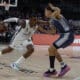 El alero canadiense del Real Madrid Xavier Rathan Mayes (i) intenta superar al base italiano del Alba Berlín Matteo Spagnolo en el partido de Euroliga ante el Alba Berlín, disputado este jueves en el Wizink Center. EFE/ Juanjo Martin