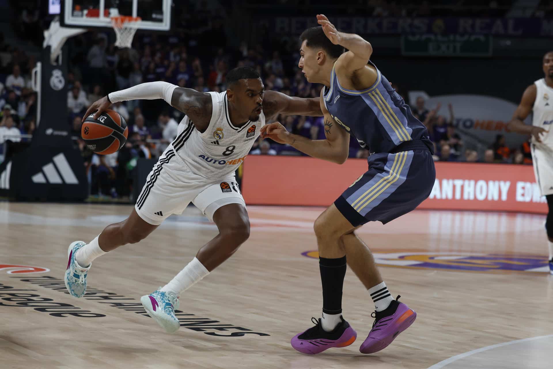 El alero canadiense del Real Madrid Xavier Rathan Mayes (i) intenta superar al base italiano del Alba Berlín Matteo Spagnolo en el partido de Euroliga ante el Alba Berlín, disputado este jueves en el Wizink Center. EFE/ Juanjo Martin