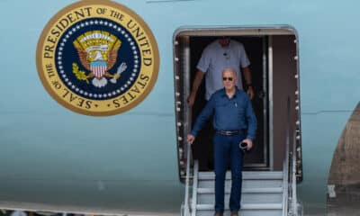 El presidente de Estados Unidos, Joe Biden, llega al Aeropuerto Internacional Eduardo Gomes de Manaos, antes de dirigirse a Río de Janeiro para participar en la Cumbre del G20. EFE/ Raphael Alves