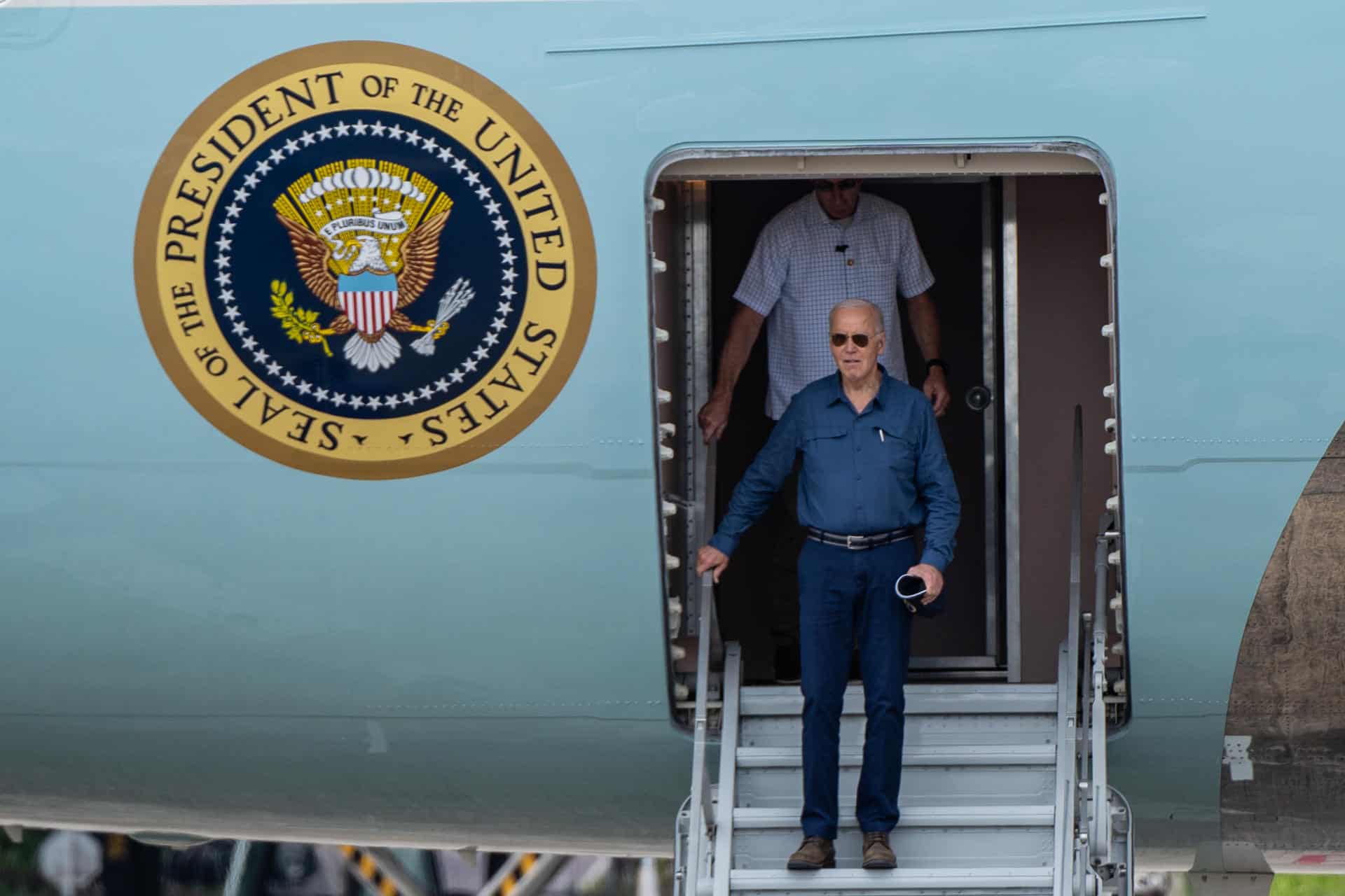 El presidente de Estados Unidos, Joe Biden, llega al Aeropuerto Internacional Eduardo Gomes de Manaos, antes de dirigirse a Río de Janeiro para participar en la Cumbre del G20. EFE/ Raphael Alves