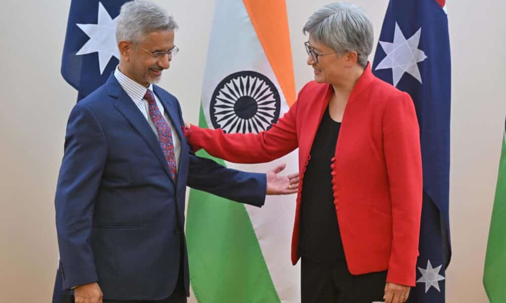 El ministro de Asuntos Exteriores indio, S. Jaishankar (i), y su homóloga australiana, Penny Wong (d), se saludan este martes antes de participar en una reunión en el Parlamento de Camberra. EFE/EPA/MICK TSIKAS AUSTRALIA AND NEW ZEALAND OUT