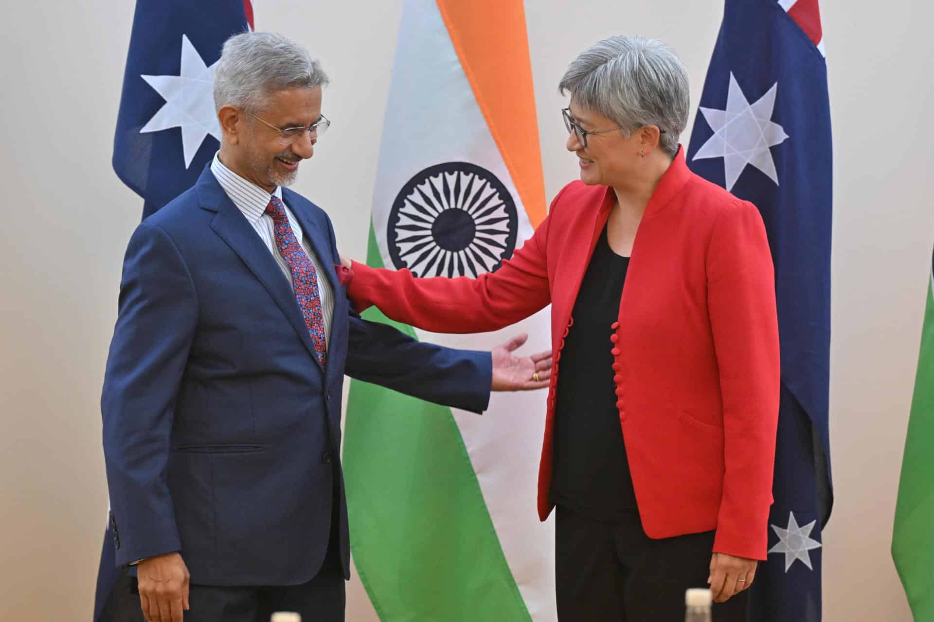 El ministro de Asuntos Exteriores indio, S. Jaishankar (i), y su homóloga australiana, Penny Wong (d), se saludan este martes antes de participar en una reunión en el Parlamento de Camberra. EFE/EPA/MICK TSIKAS AUSTRALIA AND NEW ZEALAND OUT