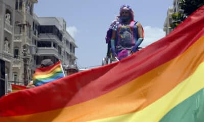 Miles de personas desfilan durante la Marcha del Orgullo Lésbico, Gay, Bisexual, Transgénero, Transexual, Intesexual y Queer, conocido como PRIDE Puerto Rico, por las calles de San Juan (Puerto Rico). Imagen de archivo. EFE/Thais Llorca