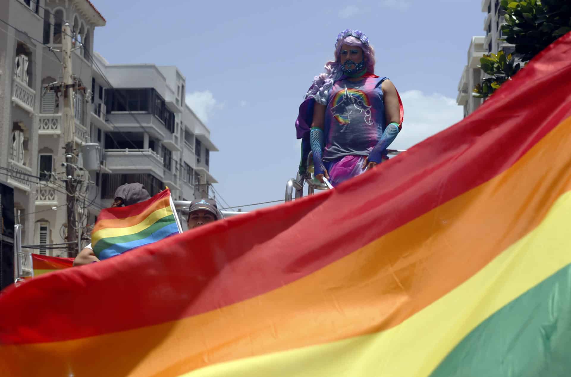 Miles de personas desfilan durante la Marcha del Orgullo Lésbico, Gay, Bisexual, Transgénero, Transexual, Intesexual y Queer, conocido como PRIDE Puerto Rico, por las calles de San Juan (Puerto Rico). Imagen de archivo. EFE/Thais Llorca