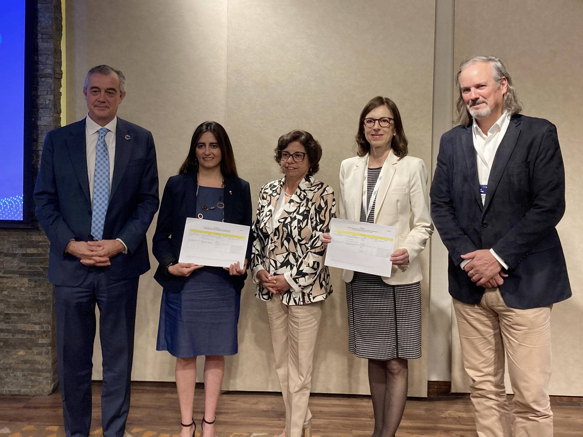 Desde la izquierda, el director de América Latina y el Caribe de la Dirección General de Asociaciones Internacionales de la Comisión Europea, Félix Fernández Shaw; la subsecretaria de Relaciones Económicas Internacionales de Chile, Claudia Sanhueza; la ministra de Minería de Chile, Aurora Williams; la embajadora de la Unión Europea, Claudia Gintersdorfer, y el vicepresidente ejecutivo de la Corporación de Fomento de la Producción (Corfo), José Miguel Benavente Hormazábal, posan este jueves, en Santiago (Chile). EFE/ Paula Padilla Argelich