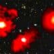 Los tres monstruos rojos son galaxias extremadamente masivas y polvorientas en los primeros mil millones de años posteriores al Big Bang. Crédito: NASA/CSA/ESA, M. Xiao y P. A. Oesch (Universidad de Ginebra), G. Brammer (Instituto Niels Bohr), Archivo Dawn JWST. Imagen facilitada por la Universidad de Ginebra.