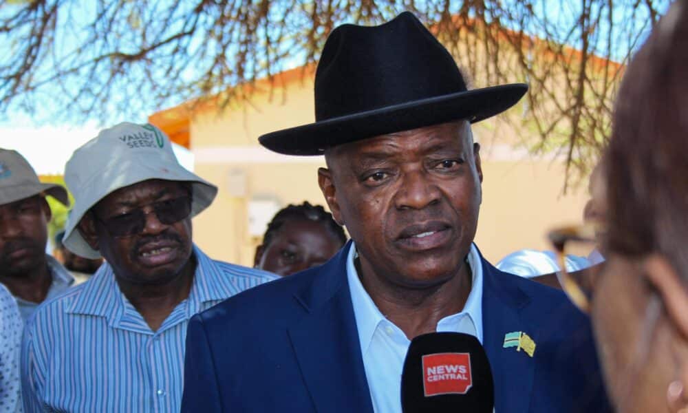 El presidente de Botsuana y candidato presidencial del Partido Democrático de Botsuana , Mokgweetsi Masisi (D), en el colegio electoral en la aldea de Moshupa, al oeste de Gaborone, Botsuana, el 30 de octubre de 2024. EFE/EPA/JOEL HONORE KOUAM