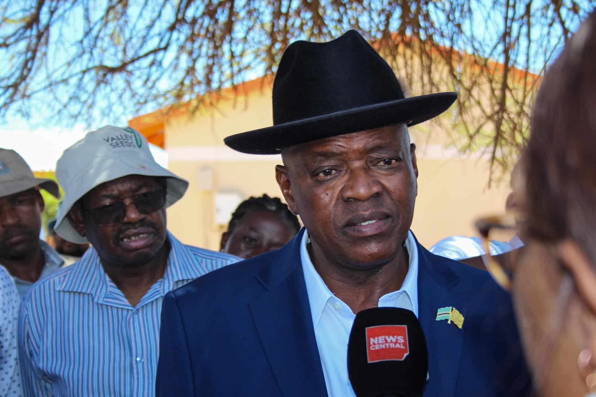 El presidente de Botsuana y candidato presidencial del Partido Democrático de Botsuana , Mokgweetsi Masisi (D), en el colegio electoral en la aldea de Moshupa, al oeste de Gaborone, Botsuana, el 30 de octubre de 2024. EFE/EPA/JOEL HONORE KOUAM