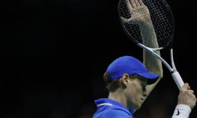 El tenista italiano Jannick Sinner, al término del partido de cuartos de final de la Copa Davis de tenis disputado hoy jueves en el Pabellón José María Martín Carpena de Málaga. EFE/Jorge Zapata